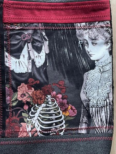 "Flickenwerk II/5" (schwarz-rot) - HEXENMOTIV - Designerstoff von Alexander Henry